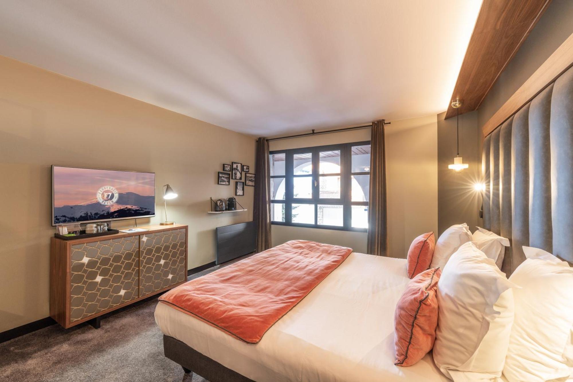 Hotel Fahrenheit Seven Courchevel Esterno foto